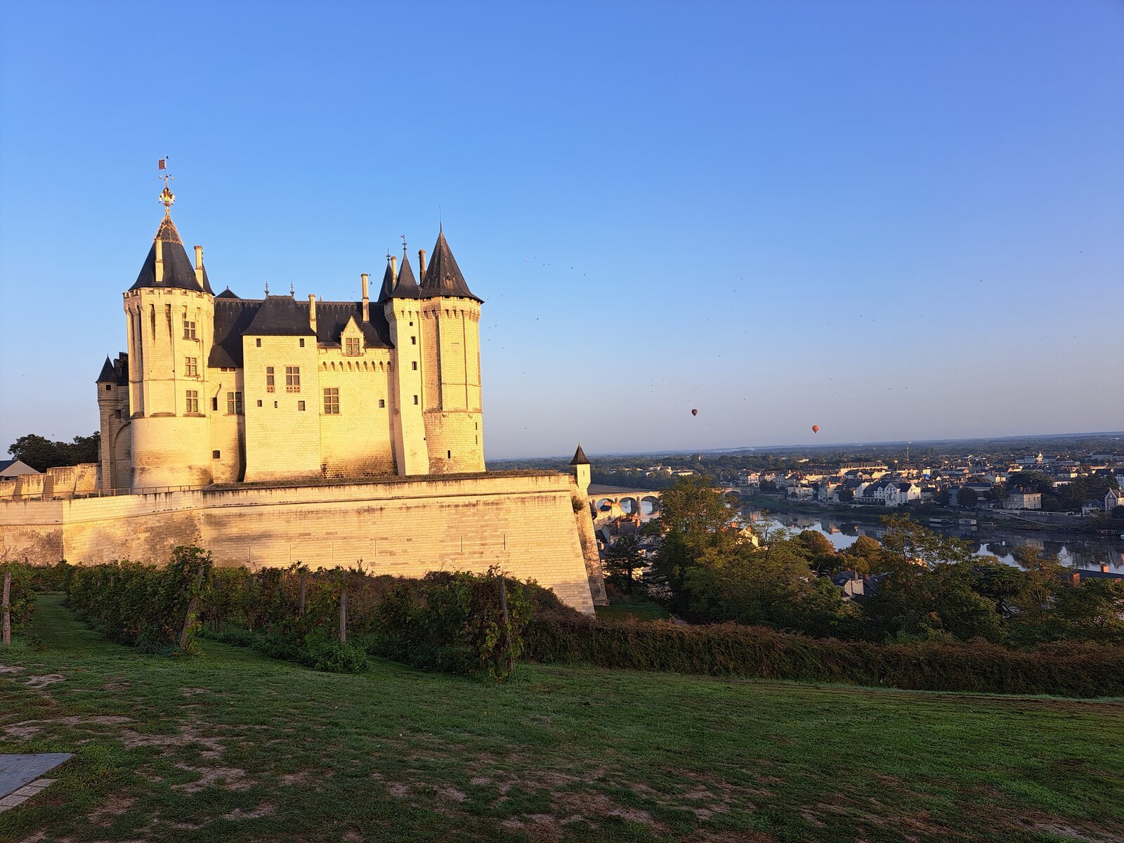 Le château de Saumur un soir ensoleillé